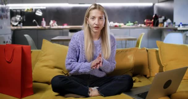 Sarışın Kadın Kanepede Otururken Doğumu Beklerken Ele Tutuşur Tatmin Olmuş — Stok video