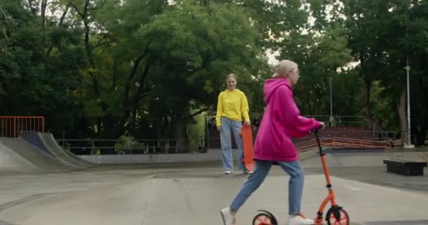Deportivas Adolescentes Skate Park Con Monopatín Scooter Los Mejores Amigos — Vídeos de Stock