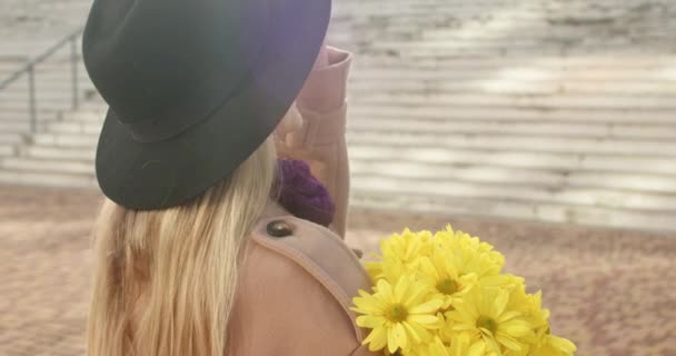 Kobieta Pławi Się Bladym Słońcu Trzymając Mały Bukiet Niesamowitych Kwiatów — Wideo stockowe