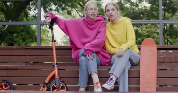 Лучшие Друзья Женщины Участвуют Дискуссиях Трибуне Скейт Парка Девушки Обмениваются — стоковое видео