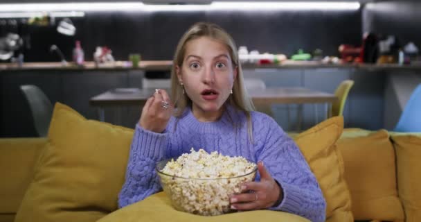 Wanita Pirang Makan Popcorn Menonton Seri Pacar Film Muda Menghabiskan — Stok Video