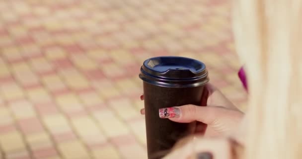 Ocenění Mladé Ženy Uklidňující Teplo Kávy Prohlubuje Dáma Objevila Tiché — Stock video