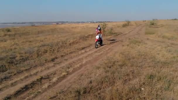 Motociclista Capacete Uma Motocicleta Esportiva Anda Road Fora Cidade Com — Vídeo de Stock