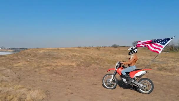 Uma Mulher Usando Capacete Senta Uma Motocicleta Esportiva Olha Para — Vídeo de Stock