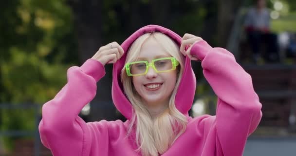 Chica Sonriente Con Gafas Camaleón Quita Primer Plano Capucha Adolescente — Vídeo de stock
