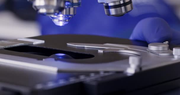Sätt Glidglas Lins Laser Mikroskop Laboratorium Närbild Undersöker Prov Med — Stockvideo