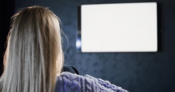 Жінка Отримує Задоволення Від Попкорну Насолоджуючись Фільмами Сидять Дивані Суворій — стокове відео