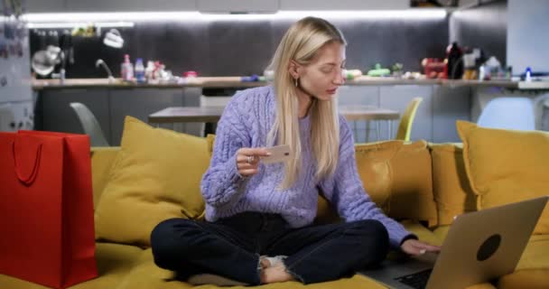 Nternetteki Siparişin Parasını Kadın Alıcı Ödüyor Neşeli Kadın Dizüstü Bilgisayar — Stok video