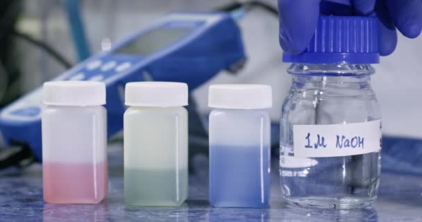 Trabajador Del Laboratorio Ajusta Botella Con Solución Hidróxido Sodio Cerca — Vídeo de stock
