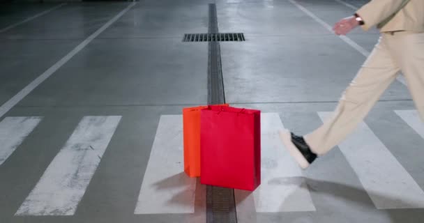 Mujer Rubia Agarra Bolsas Compras Paso Peatones Estacionamiento Urbano Señora — Vídeos de Stock