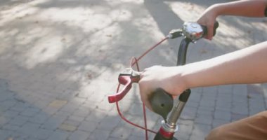 Aktif anaokulu öğrencisi şehir parkında kaldırım taşlarıyla bisiklet sürmeye başlar. Oğlan hafta sonu kaygısız bisiklet yolculuğuna çıkar.