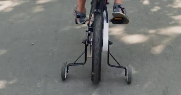Garçon Actif Apprend Faire Vélo Avec Des Roues Entraînement Dans — Video