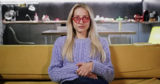 Młoda Kobieta Ubrana Sweter Łapie Kartonowe Pudełko Świąteczne Opakowanie Radosna — Wideo stockowe