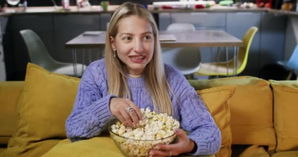 Radostná Žena Vychutnává Popcorn Ráda Filmy Zatímco Sedí Gauči Pohodlném — Stock video