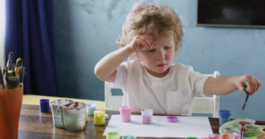 Çocuk çizim dersi sırasında gelecekteki resmi düşünür. Kız hayata eşsiz bir vizyon getiriyor parlak renkler paletiyle deneyler yaparak.