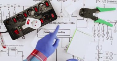 Mühendis aygıtları eklentiye takar ve yukarıdan veri görünümünü not eder. Elektrikçi çizimlerde elektrik ağı sorunu arıyor