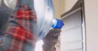 Omzunda su şişesi olan adam doğru daireyi arıyor. Kurye siparişin karşılanması hakkında müşteriyi bilgilendirmek için kapı zilini çalıyor.