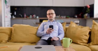 Adam akıllı telefondan interneti kaydırmayı bırakıp merkez ofise geliyor. Başarılı bir kripto tüccarı internette karlı bir anlaşma yapıyor. Uzak görev
