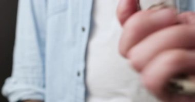 Ev sahibi bir sürü ev anahtarını adama verdi. Costumer eve erişimi olan bir servis çalışanına tamamen güveniyor ve anlaşma yapıyor.