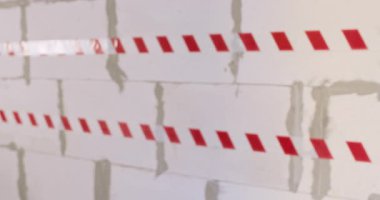 Mühendis çalışmaya hazırlanan iş arkadaşıyla tokalaşıyor. İş eldivenli adamlar, tuğla duvarın önünde duran daireyi yenilemeye saygı ve hazırlık gösteriyor.