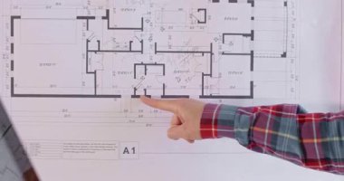 Mühendis dizüstü bilgisayardaki tuşlara basarak apartmanın yerleşimi hakkında veri girişi yapıyor. Uzman, yenileme ve otomatikman sorun çözme süreçlerini hızlandırmak için program kullanıyor