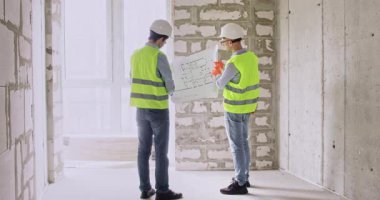 Uzmanlar anlaşma yaptıktan sonra dairenin düzenini gözler önüne serip el sıkışırlar. İnşaatçılar yenileme sürecini tartıştılar ve geniş bir odada çalışmaya başlamaya hazırlandılar.