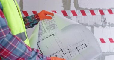 İnşaatçı gelecekte bina düzenini gözden geçirmeyi planlıyor. Eldivenli mühendis kat planını analiz eder ve geniş bir salonda çalışmaya başlar.