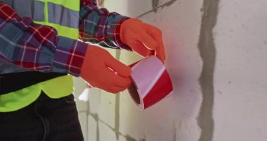 Mühendis gelecekteki çalışmaları sınırlamak için uyarı bandı kullanıyor. Adam tam ölçekli yenilemeye başlamadan önce güvenlik önlemleri alıyor ve özel bölgeyi işaretliyor