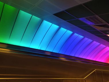 Gökkuşağı Renkli Metro İstasyonu, Renkli
