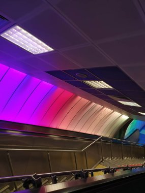 Gökkuşağı Renkli Metro İstasyonu, Renkli