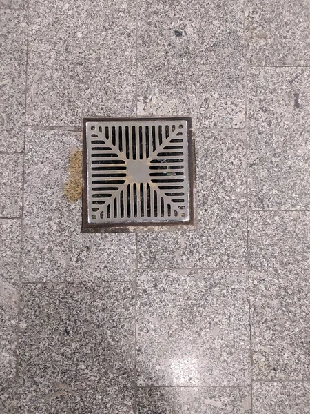 Manhole Cover Vägen Till Tunnelbanestationen — Stockfoto