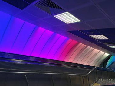 Gökkuşağı Renkli Metro İstasyonu, Renkli