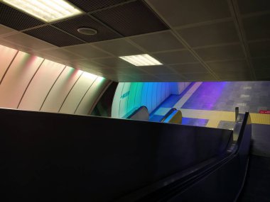 Gökkuşağı Renkli Metro İstasyonu, Renkli