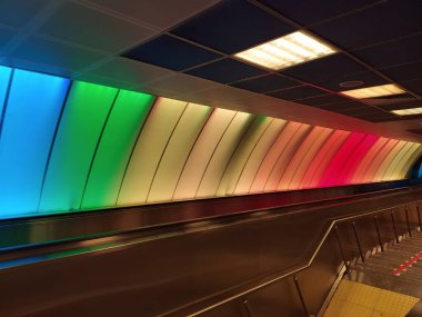 Gökkuşağı Renkli Metro İstasyonu, Renkli