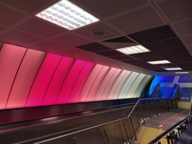 Gökkuşağı Renkli Metro İstasyonu, Renkli