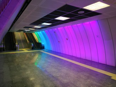 Gökkuşağı Renkli Metro İstasyonu, Renkli