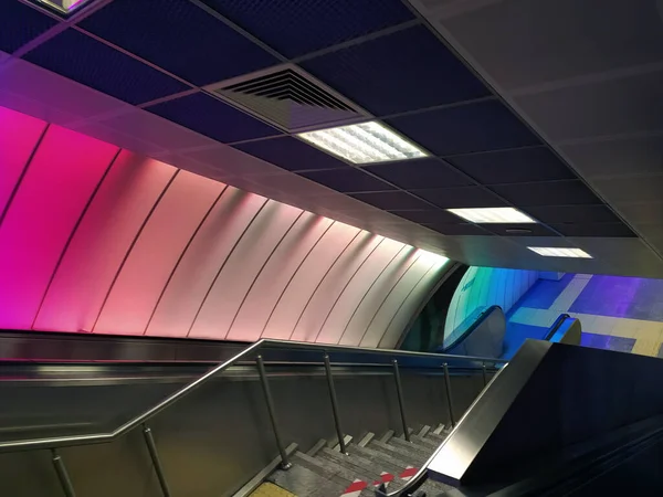 Gökkuşağı Renkli Metro İstasyonu, Renkli