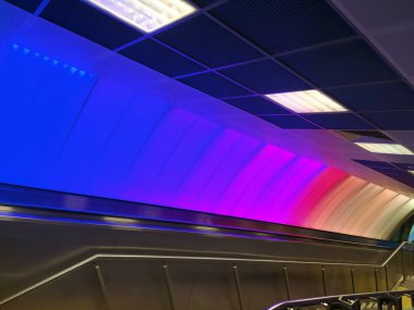 Gökkuşağı Renkli Metro İstasyonu, Renkli