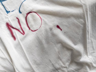 Mürekkepli Tişörte Hayır Yazıyor