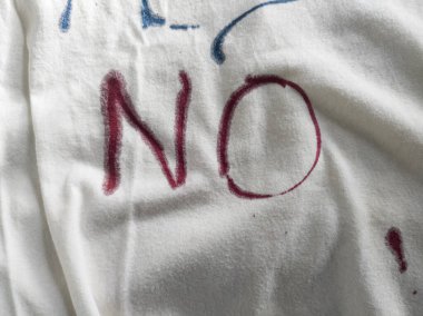 Mürekkepli Tişörte Hayır Yazıyor