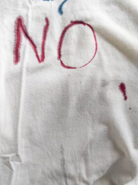 Mürekkepli Tişörte Hayır Yazıyor