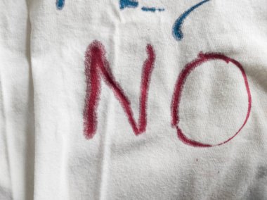 Mürekkepli Tişörte Hayır Yazıyor