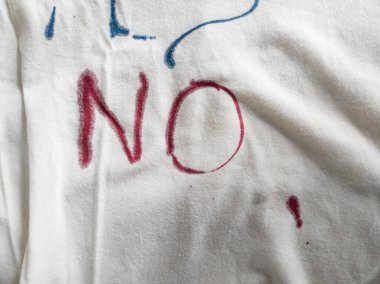 Mürekkepli Tişörte Hayır Yazıyor