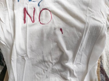 Mürekkepli Tişörte Hayır Yazıyor