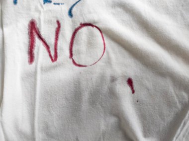 Mürekkepli Tişörte Hayır Yazıyor