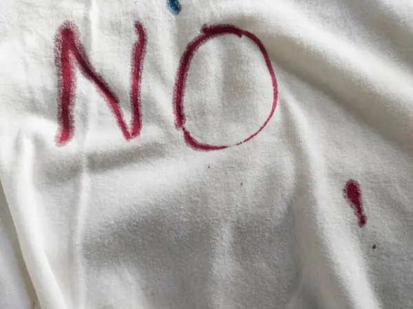 Mürekkepli Tişörte Hayır Yazıyor