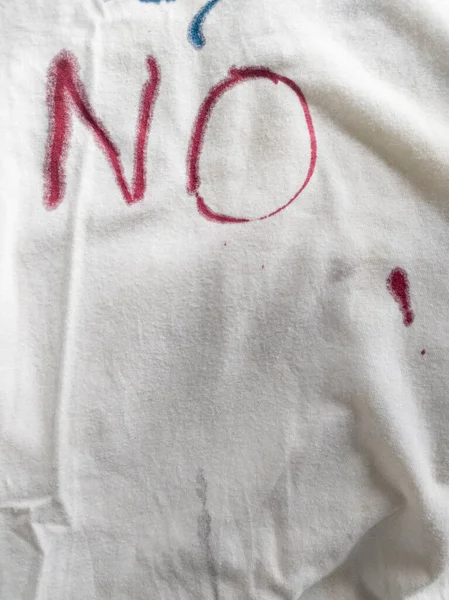 Mürekkepli Tişörte Hayır Yazıyor