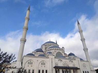 Türkiye 'nin En Büyük Camii, Büyük Camlika Camii