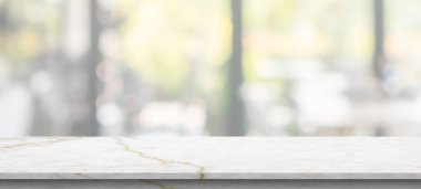 Bulanık mutfak kafesi arka planında mermer masa.