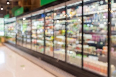 süpermarket koridoru ve raflar bulanık arkaplan